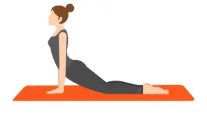 Kvinna i mörk träningsoverall gör en cobra-ställning på en orange yogamatta för att stretcha rygg.