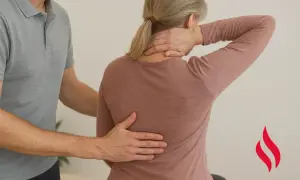 En terapeut undersöker en kvinnas rygg och nacke, möjligen på grund av reumatism i ryggen.