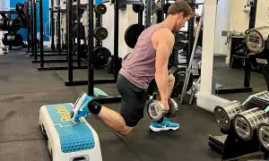 Man utför bulgarian split squat med hantlar för att träna framför allt framsida lår och rumpa.