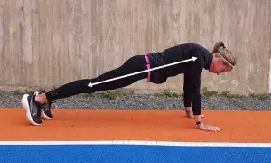 En kvinna i plankposition, redo för mountain climbers.