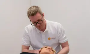 Kiropraktorn justerar nacken på en patient. Han fokuserar på området kring c4 c5 för att lindra spänningar.