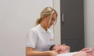 En kiropraktor undersöker en patient med artros i nacken och yrsel.
