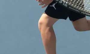 Tennisspelare med ont i ljumsken tips. En person i svarta shorts med Jumpman-logga på en blå tennisbana.
