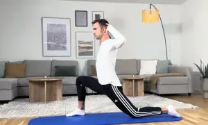 Man utför yogaövning för att lindra diskbråck.