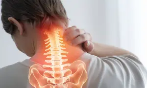 Person med smärta i nacken, illustrerad ryggrad med glödande rött område. Kan vara ett spricka i revben symptom.