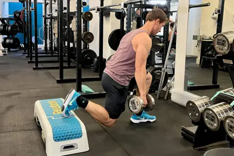 Man utför bulgarian split squat med hantlar för att träna framför allt framsida lår och rumpa.