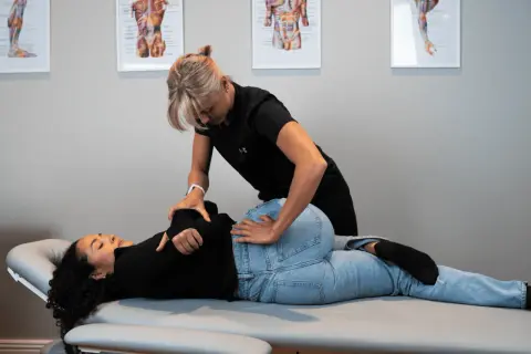 Kiropraktor behandlar en patient med piriformis syndrom på en brits.