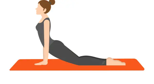 Kvinna i mörk träningsoverall gör en cobra-ställning på en orange yogamatta för att stretcha rygg.