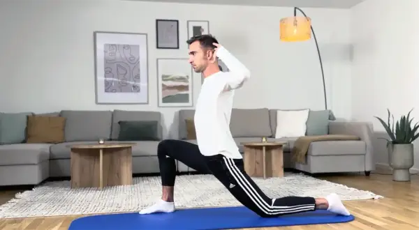 Man gör en utfallsövning för att rehabilitera en c5-c6 skada.