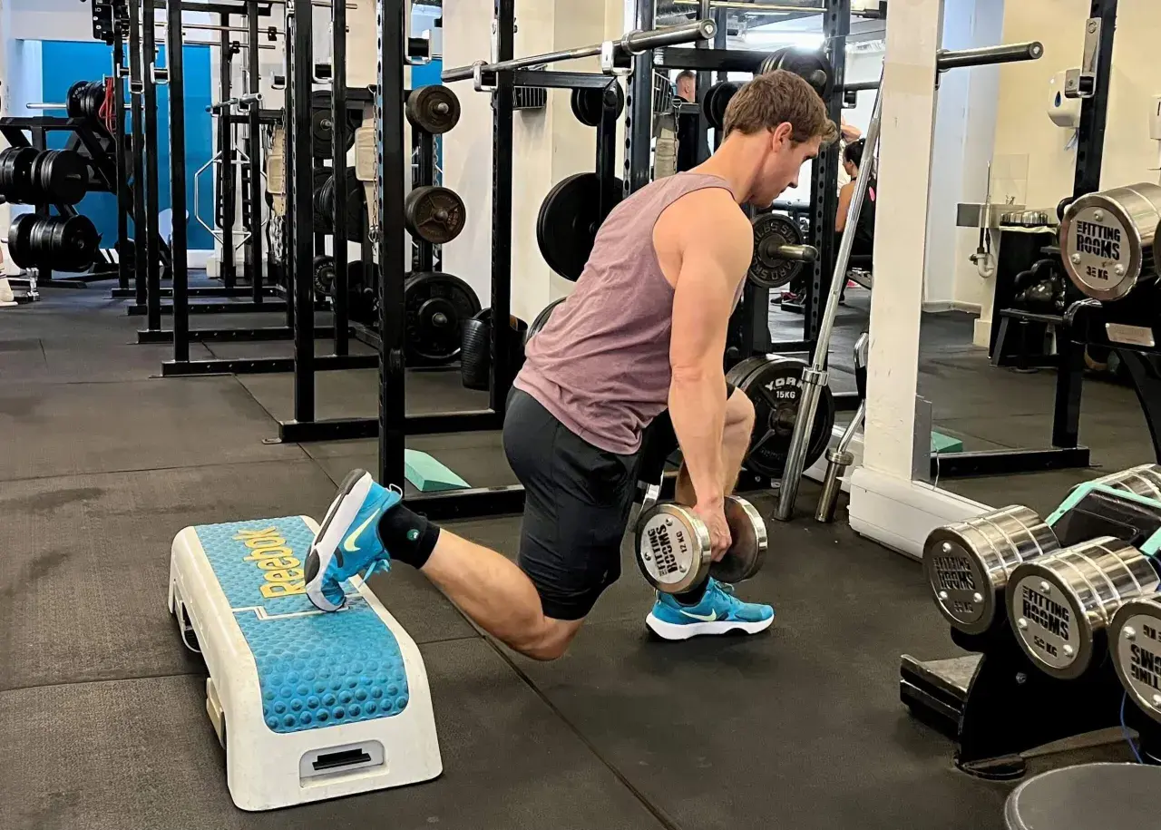 Man utför bulgarian split squat med hantlar för att träna framför allt framsida lår och rumpa.
