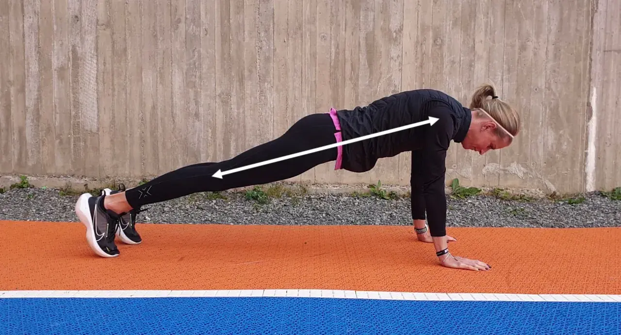 En kvinna i plankposition, redo för mountain climbers.