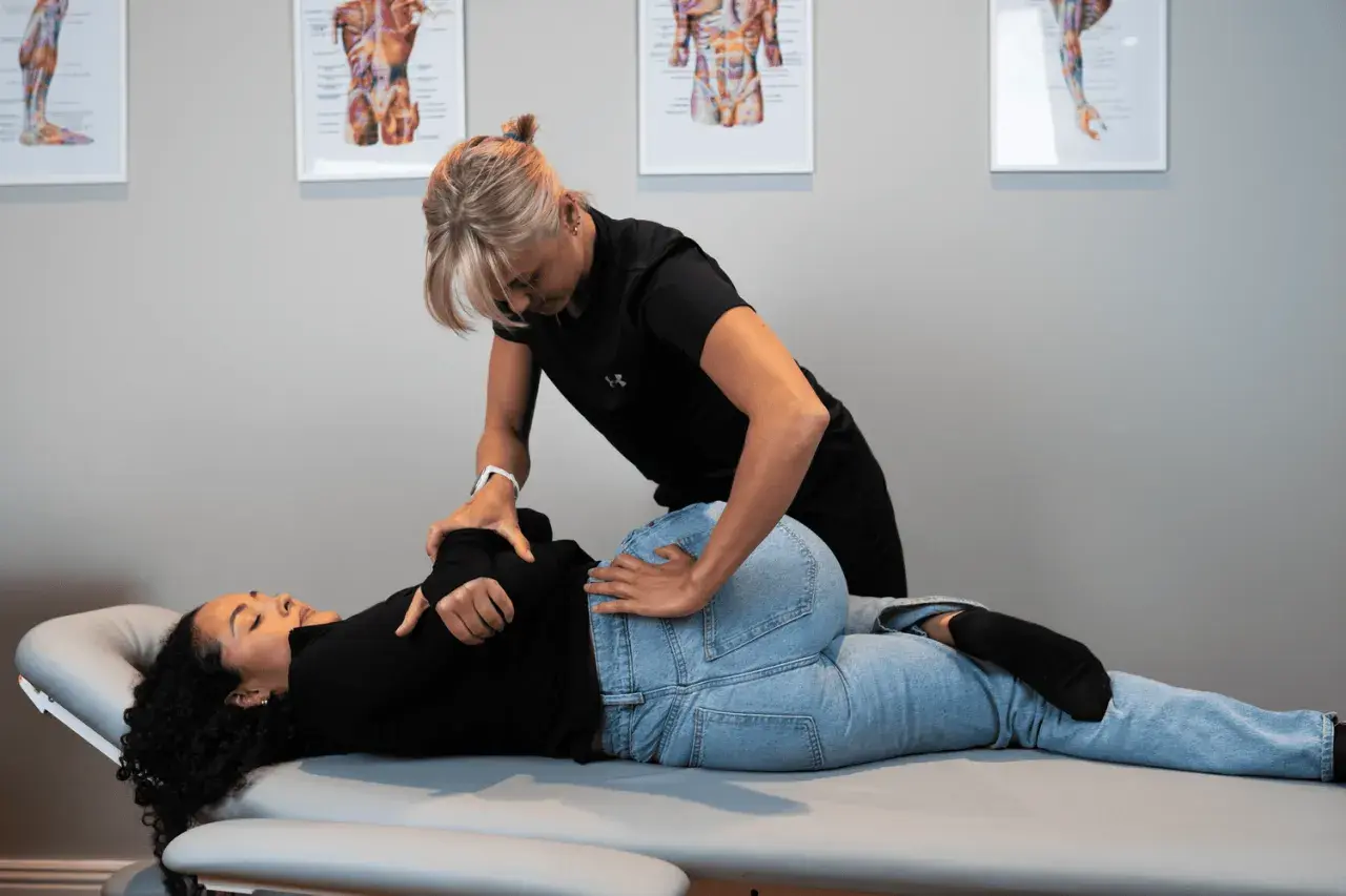 Kiropraktor behandlar en patient med piriformis syndrom på en brits.