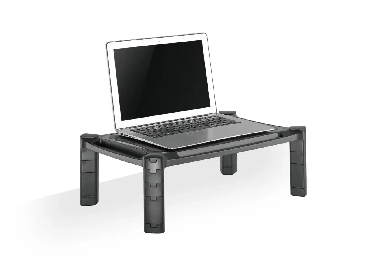 En laptop st&aring;r p&aring; ett upph&ouml;jt stativ, en bra l&ouml;sning f&ouml;r ergonomi i skolan.